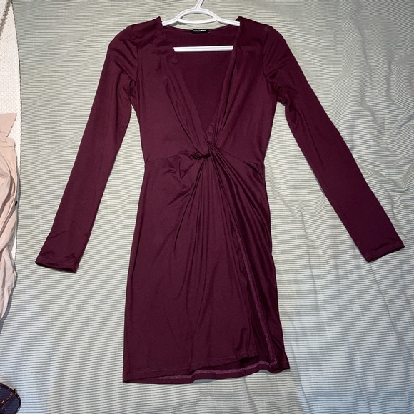 Low V neck burgundy tight dress with long sleeves - Picture 2 of 2